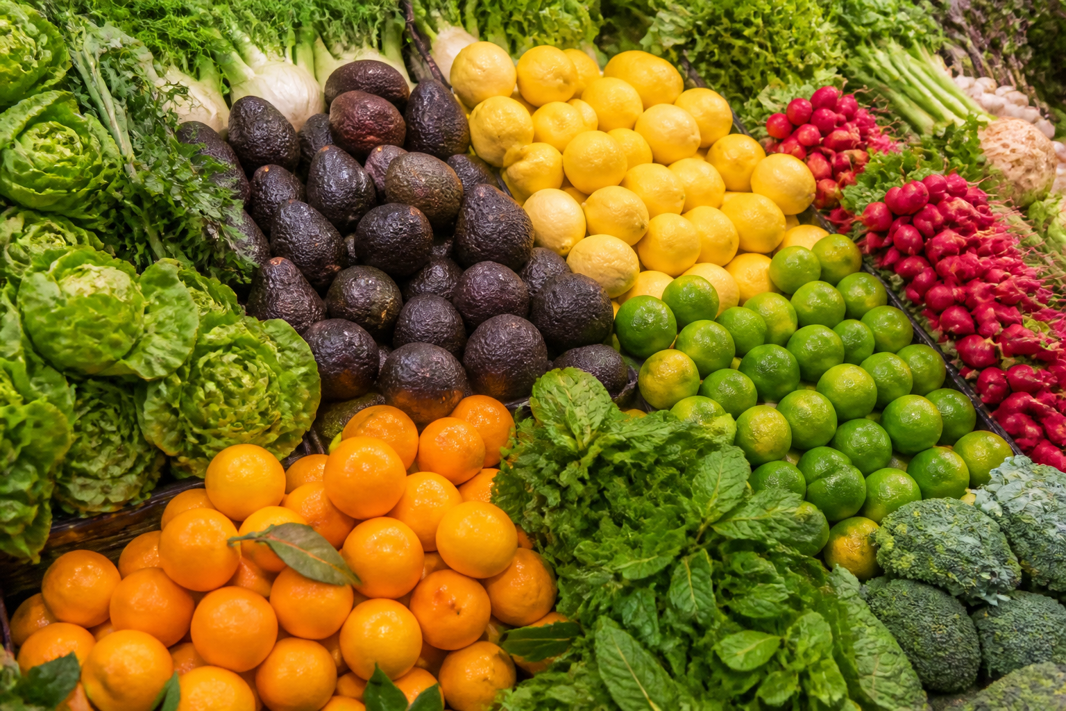 Fresh produce display for wholesale market demand